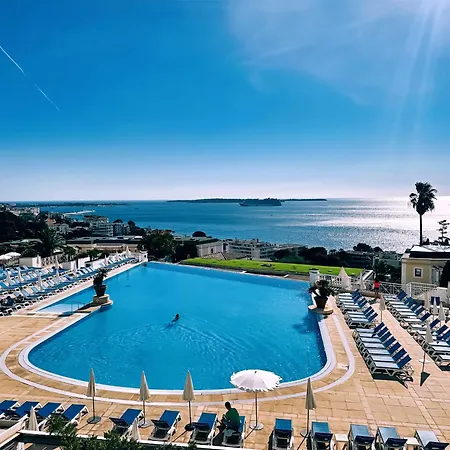 Vue Imprenable, Piscine A Debordement - *